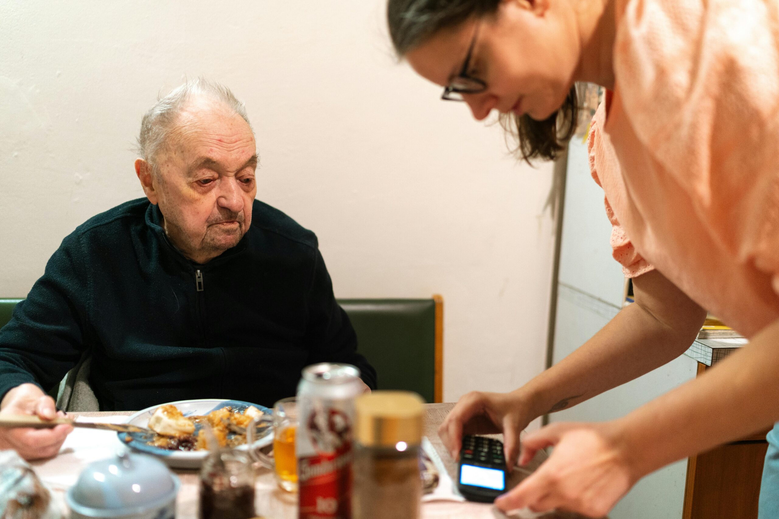 Kursy dla opiekunek osób starszych – jak zdobyć kwalifikacje i zwiększyć zarobki
