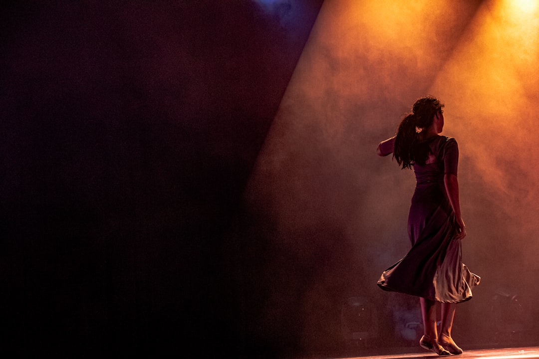 Jak się ubrać do teatru: 5 wskazówek dotyczących odpowiedniego stroju